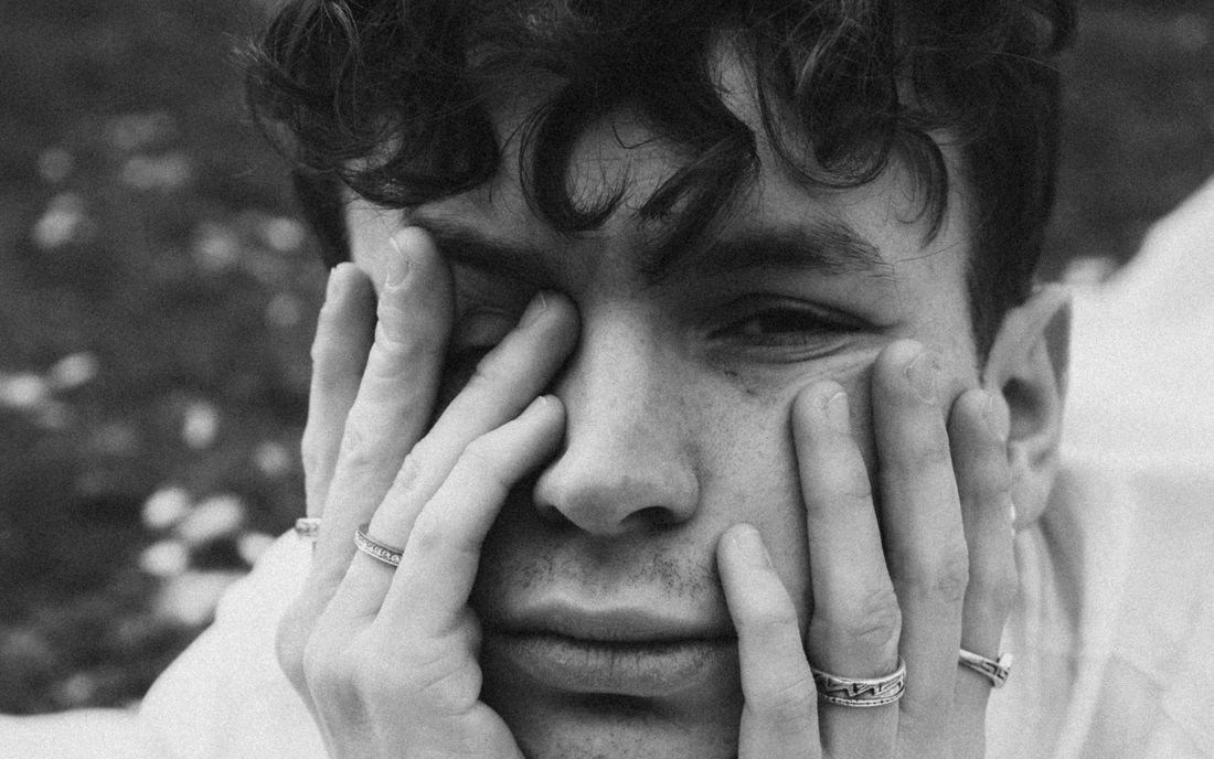 Lukas Mondlicht Interview: Finding Light in the Darkness on his EP "versinken"