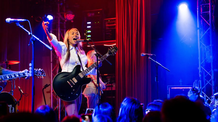 Watch It Ache and Bleed: Nieve Ella's Electric Night in Berlin