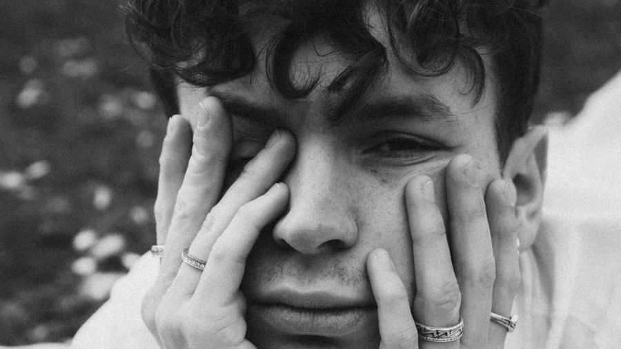 Lukas Mondlicht Interview: Finding Light in the Darkness on his EP "versinken"