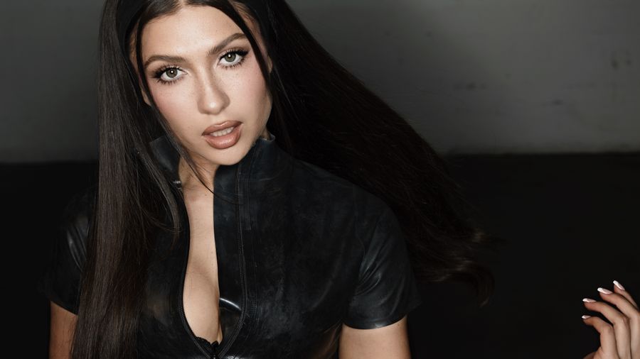 “We Both Think I’m the Hottest”: Leah Kate on Her Journey, Her Fans, and Her Connection to Cologne