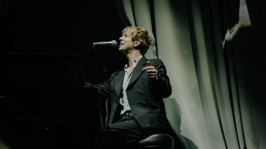 Between Curtains and Confessions: Tom Odell Live at SAP Arena