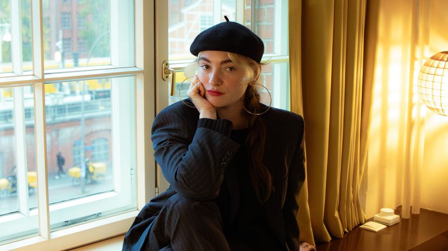 "Another Year Will Pass": An interview with néomí