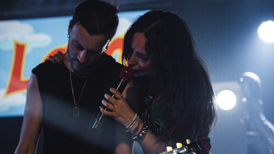 A therapy session disguised as punk-pop party: LØLØ’s Long-Awaited First Show in Italy